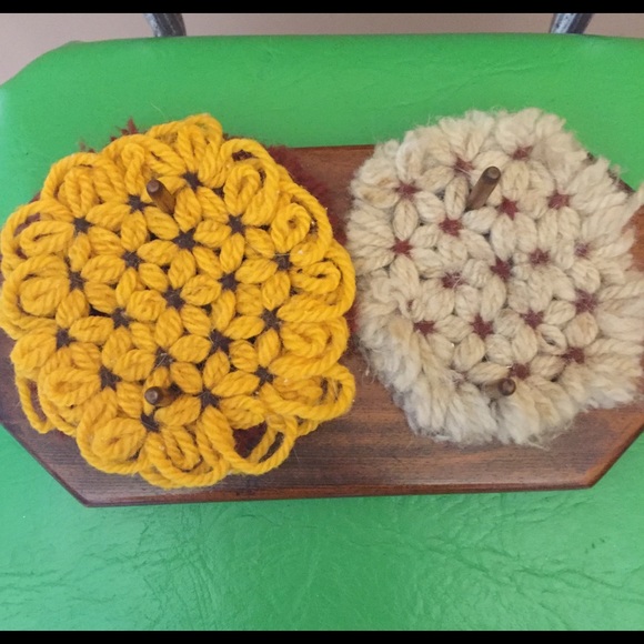 Vintage knitted coaster wood stand